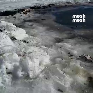 Пить воду с керосином могут начать жители Иванова — из-за крушения Ан-22 в Уводьском водохранилище. Самолёт упал в декабре, но его до сих пор не подняли полностью, а топливо, по словам местных, продолжает попадать в воду.Люди жалуются на радужные пятна на 