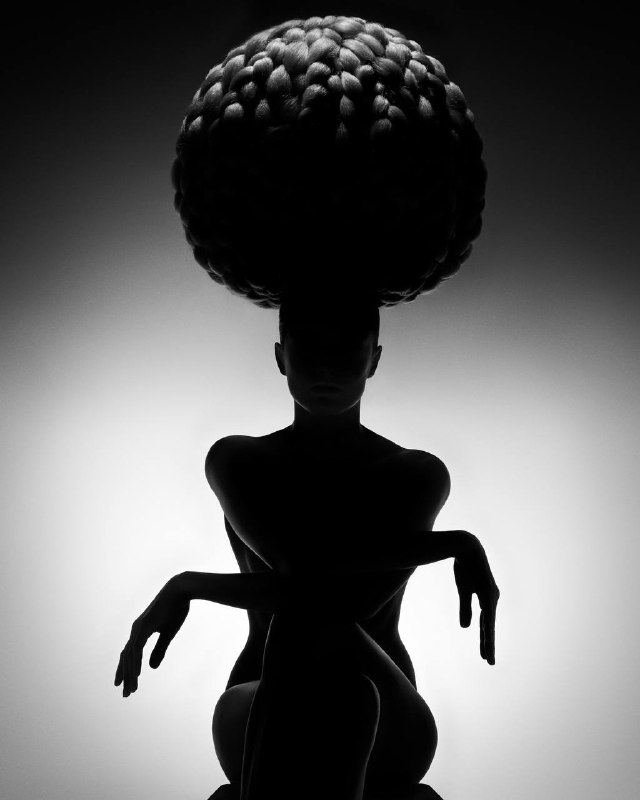 В Музее декоративных искусств в Париже открылась выставка Des cheveux et des poils —  о роли волос в формировании нашего внешнего и социального облика. Чего только нет на двух этажах этого вояжа по истории волос длиной в шесть веков: парикмахеры — от Леонара Аутье, наводившего красоту Марии-Антуанетте, до Александра из Парижа, ставшего мировой маркой Alexandre de Paris, а также их аксессуары — от жутких щупалец-фенов и первых машин для химзавивки до новейших изобретений. Обо всем по порядку — в материале Марии Сидельниковой. Жизнь на волоске: 