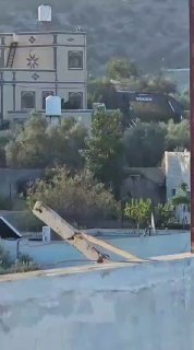 כוחות ישראל, מלווים בדחפורים צבאיים, מסתערים על אזור "באב אל-מרג'" ממזרח לעיירה דיר באלוט ממערב לסלפית, לקר…