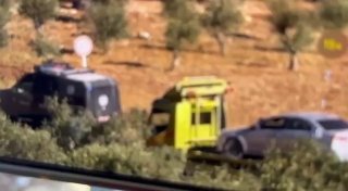 כוחות הכיבוש מחרימים רכב במהלך הפשיטה המתמשכת שלהם לתוך העיירה אל-מוג'יר, צפונית מזרחית לרמאללה.