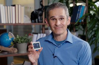 替代英伟达？谷歌洽谈向Meta出售AI芯片Google正与Meta商讨一项价值数十亿美元的协议，计划自2027年起向Meta的数据中心供应定制AI芯片。若最终敲定，这将标志着Google在AI基础设施市场战略上的重大转向，《The Information》援引消息人士报道称。按照讨论中的方案，Meta将把Google的TPU（张量处理器）部署到自有机房，并最快从明年起租用Google Cloud的TPU算力。Google此前始终只通过其云平台向外部客户提供TPU，这次计划放开在客户本地部署，是其首次以英伟达