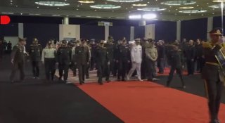 מבזק: משלחת של בכירי הצבא האיראני חלקו כבוד לחמינאי. בין הבכירים: אלוף עלי עבדאללהי, מפקד המטה המרכזי ח'אתם…