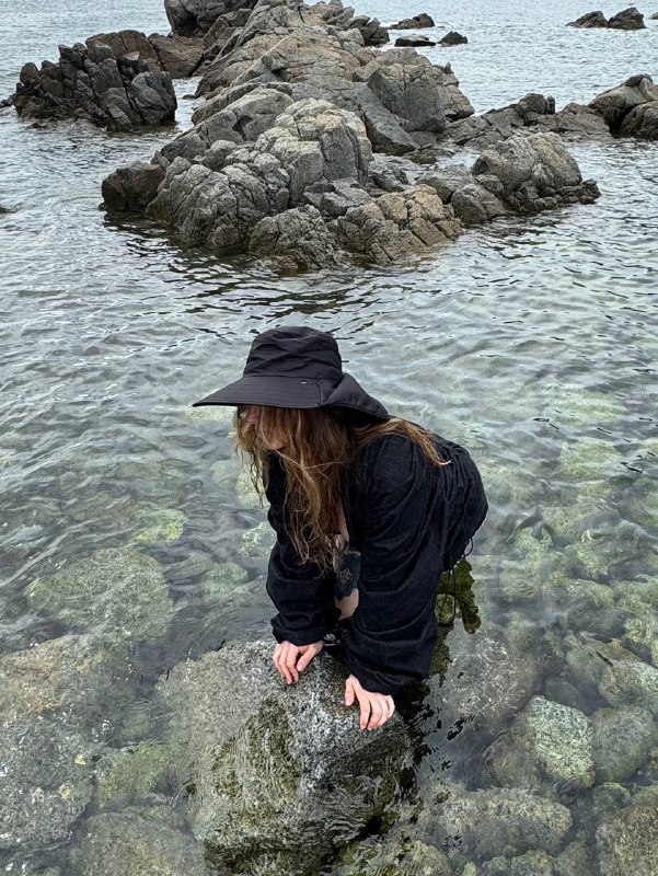 Неделя, как я в отпуске, и я наслаждаюсь красотой приморского края, любуясь невероятными пейзажами и цветом своих волос на фотографиях 🌹В такую жаркую погоду и при постоянном контакте с соленой водой особенно важно заботиться о качестве волос, чтобы они оставались здоровыми и красивыми. Напомню, я живу среди дикой природы, и сюрприз — прилетела с ручной кладью: купальник, авкатапки, кроссовки, очки, расческа, компьютерИменно поэтому я решила взять с собой впервые твердый шампунь (в формате мыла) — он измеряется не в миллилитрах, подойдет для всего тела, хорошо очищает кожу головы, не пересушивает волосы и является натуральным средством. Такой шампунь идеально подходит для походов и подобных путешествийТак что делаю выводы, твердый шампунь от бренда Kydra (голубого цвета) идеально подходит даже в экстремальных условиях отпускаЛишь бы вода была 🤭Неделя, как я в отпуске, и я наслаждаюсь красотой приморского края, любуясь невероятными пейзажами и цветом своих волос на фотографиях 🌹В такую жаркую погоду и при постоянном контакте с соленой водой особенно важно заботиться о качестве волос, чтобы они оставались здоровыми и красивыми. Напомню, я живу среди дикой природы, и сюрприз — прилетела с ручной кладью: купальник, авкатапки, кроссовки, очки, расческа, компьютерИменно поэтому я решила взять с собой впервые твердый шампунь (в формате мыла) — он измеряется не в миллилитрах, подойдет для всего тела, хорошо очищает кожу головы, не пересушивает волосы и является натуральным средством. Такой шампунь идеально подходит для походов и подобных путешествийТак что делаю выводы, твердый шампунь от бренда Kydra (голубого цвета) идеально подходит даже в экстремальных условиях отпускаЛишь бы вода была 🤭