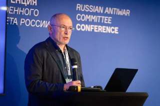 Суд в Москве заочно приговорил Михаила Ходорковского к десяти годам колонии по делу о фейках про армию. Прокуратура запрашивала политику 14 лет лишения свободы.