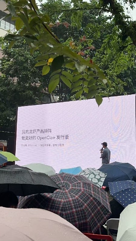 开源 FastClaw：做更好的 OpenClaw 发行版1. 使用 Go 开发，3000 行代码实现 OpenClaw 核心功能2. 单二进制（5MB）分发，轻量级安装，无环境依赖3. 秒级启动，资源占用小（内存占用约为 OpenClaw 的 1/7）4. 支持可视化安装，上手门槛很低5. 支持个人本地使用，原生支持云端多租户场景6. 支持 OpenClaw 90% 功能，兼容 OpenClaw 生态