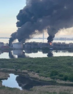 ⚡️Дроны массово атаковали Петербург в день открытия ПМЭФ. Есть пострадавшие, горит нефтяной терминал, поврежден фасад ЖКУкраинские дроны ударили по Петербургу и Ленинградской области в ночь на среду, 3 июня, за считанные часы до открытия  Петербургского ме