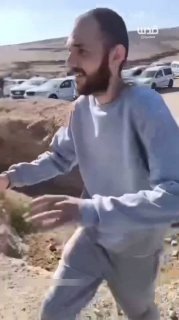 חיבוק שמסכם געגוע והיעדר.. משהד הרגע הנוגע ללב של חיבוקו של האסיר סמי דראחמה עם אביו מיד לאחר שחרורו לאחר ש…