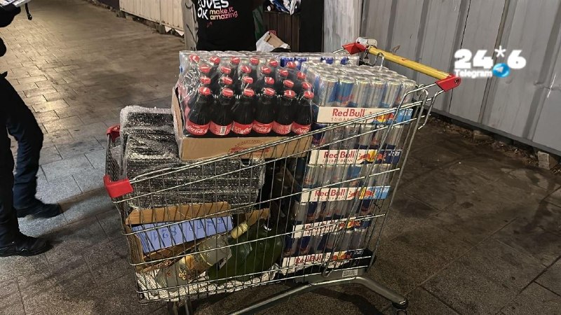 🇮🇱 A resident of Sderot was accused of breaking into a restaurant in Tel Aviv. Lev Tel Aviv police officers arrested a resident of Sderot on suspicion of breaking into a restaurant in the city center. He allegedly used a hammer and stole a drinking cart worth thousands of shekels. At the end of the investigation, an indictment was filed against him. Also, a request was submitted for his arrest until the end of the proceedings. The police officers' actions were recorded in the video from the policeman's body camera.