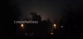 ️🇺🇸🇮🇷 צילומים מראים את השמים מעל בסיס האוויר בנדר עבאס מוארים בפיצוצים, על פי דיווחים מקומיים.