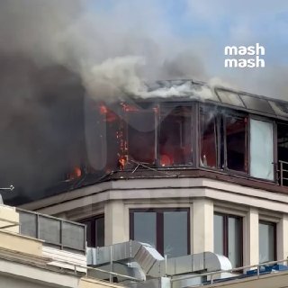 У квартиры, которая стала источником пожара в элитном ЖК "На Страстном бульваре", год назад сменился владелец. Он купил люксовые квадраты за 275 млн рублей и решил начать ремонт.Сегодня на мансарде загорелся строительный мусор — огонь распространился на пл