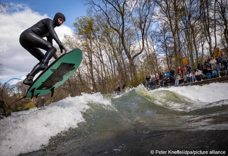 🏄🏼‍♀️В Мюнхен вернулась серф-волна - но никто пока не понимает, почему В Английском саду в Мюнхене снова катаются серферы. Осенью русло ручья Айсбах решили почистить, и их волна исчезла, несколько раз ее пытались вернуть, но не особо успешно. И вот сейчас 