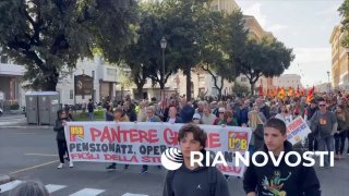 שביתה כללית והפגנה של עובדים וסטודנטים באיטליה אלפי עובדים וסטודנטים יצאו ביום שישי לרחובות ברומא ובעשרות ע…