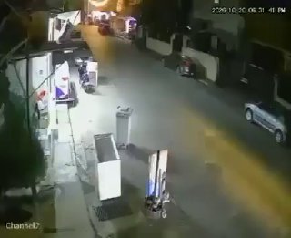 A circulating video documents the moment of controversy over the right of way movement in the Elsbah neighborhood in the city of Sidon... On the background of injury information!