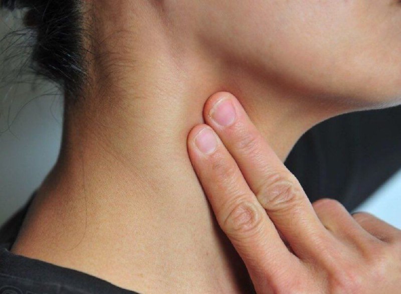پشتیبانی ترفند: 🔻 تست سریع تشخیص سلامت قلب چند دقیقه ساکت و آرام بنشینید، سپس با انگشت اشاره و انگشت میانی ضربه های نبض گردنتان را به مد