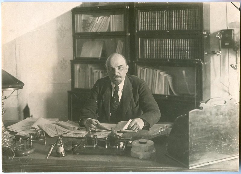 לנין ליד שולחנו במשרדו בקרמלין. תמונה מאת פיוטר אוטסופ, 16 באוקטובר 1918.