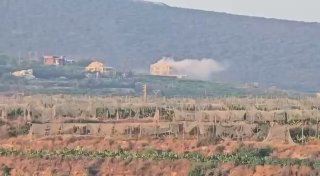 הפצצת ארטילריה מכוונת לעיירה אל-מנצורי, במקביל לכלי רכב ישראלים שמבצעים פעולת דחפור בעיירה אל-מנצורי - בתי…