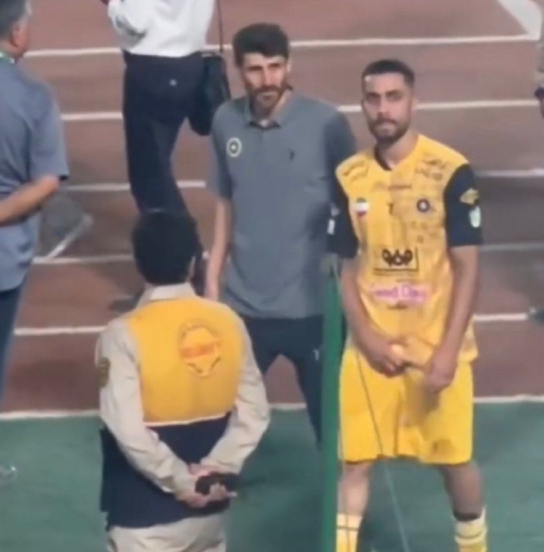 نیمکت نیوز: 🇮🇷 حرکات زشت و عجیب عارف حاجیعیدی تو بازی دیروز رو به هوادارای استقلال!🆔 @NimkatNews_Officiall