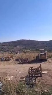 שני פלסטינים מתעמתים עם מתנחל שניסה לגנוב כבשים מרפת פלסטינית בעיירה סינג'יל, צפונית לרמאללה, וחיילי הכיבוש…