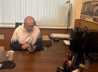 ❗️ У главреда «Новой газеты» Сергея Соколова прошел обыск, сейчас его везут в СК  Об этом сообщили в самом издании. Связь с Соколовым пропала около 12:15 мск. Его телефоны отключены.   «"Новой газете" известно, что обыск уже завершен, главреда везут в СК.…