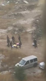 צעיר ומעצר נוסף נפצעו לאחר שמשטרת הכיבוש פתחה לעברם באש בעת רדיפה אחריהם בשכונת ואדי אל-ג'וז בירושלים הכבושה.