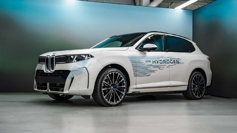 🚗✨ В эпоху перехода на более чистые энергетические ресурсы BMW не отказывается