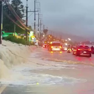 התראת אדום פורסמה בפוקט עקב איום ההצפה. לפי האומה, העלייה החדה במים נגרמה עקב המשך גשמים עזים וזרם כבד מאזו…
