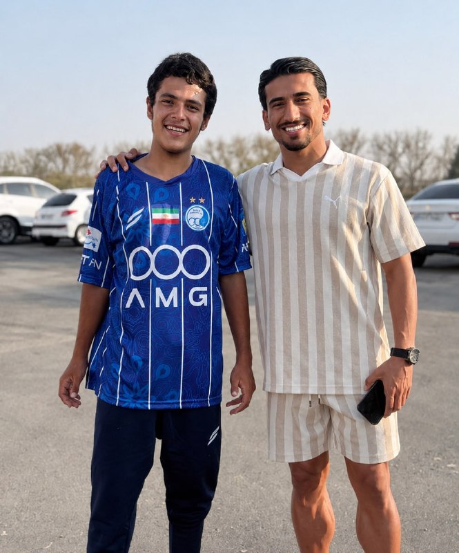ورزش سه ✔: با دست جلوی اتوبوس را گرفتند! 🔵 اقدام عجیب و خطرناک چند هواداران استقلال برای گرفتن لباس از بازیکنان 🆔 @varzesh3🤗خیلی زو