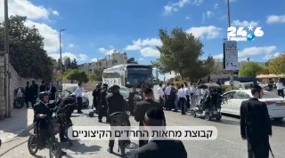 🇮🇱 Jerusalem: A police officer stopped a vehicle that had committed a traffic violation and upon examination it was discovered that one of the passengers was an ultra-orthodox defector, aid organizations for ultra-orthodox defectors issued voice messages with a call to come and demonstrate, and when the demonstrators arrived, the police released the defector, according to an aid organization for ultra-orthodox defectors.
