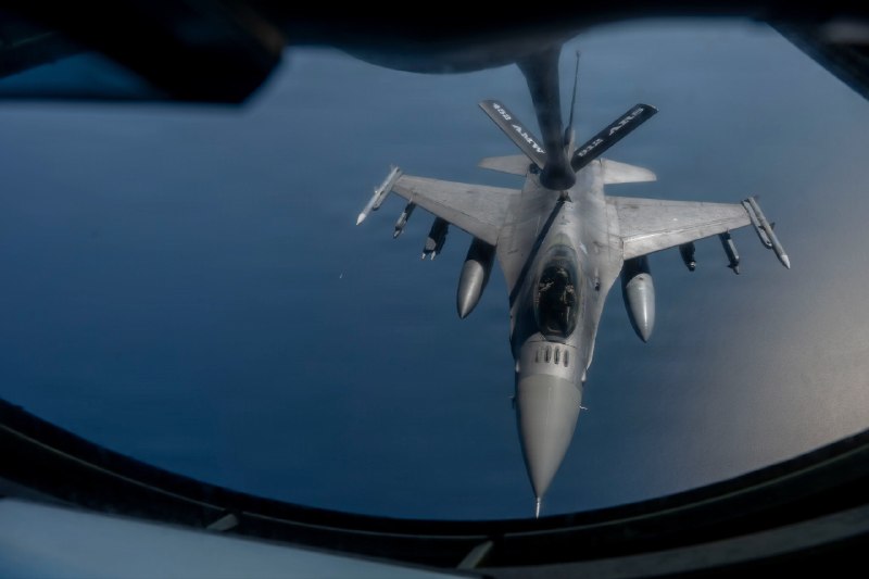 🔴 מטוס קרב F-16 של חיל האוויר האמריקני תדלק תוך כדי סיור מעל מימי האזור במזרח התיכון.