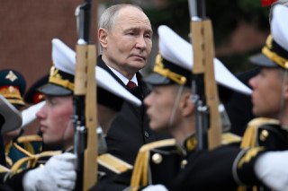 Путин в третий раз за полгода увеличил штат армии. С начала вторжения число военных выросло наполовинуВладимир Путин повысил штатную численность военнослужащих на 25 тысяч, до 1,535 млн человек. Это уже шестое расширение армии с начала вторжения в Украину.