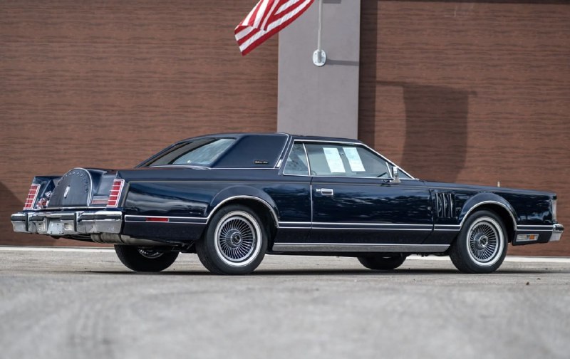 В США выставили на аукцион «капсулу времени» Lincoln Continental Mark V 2