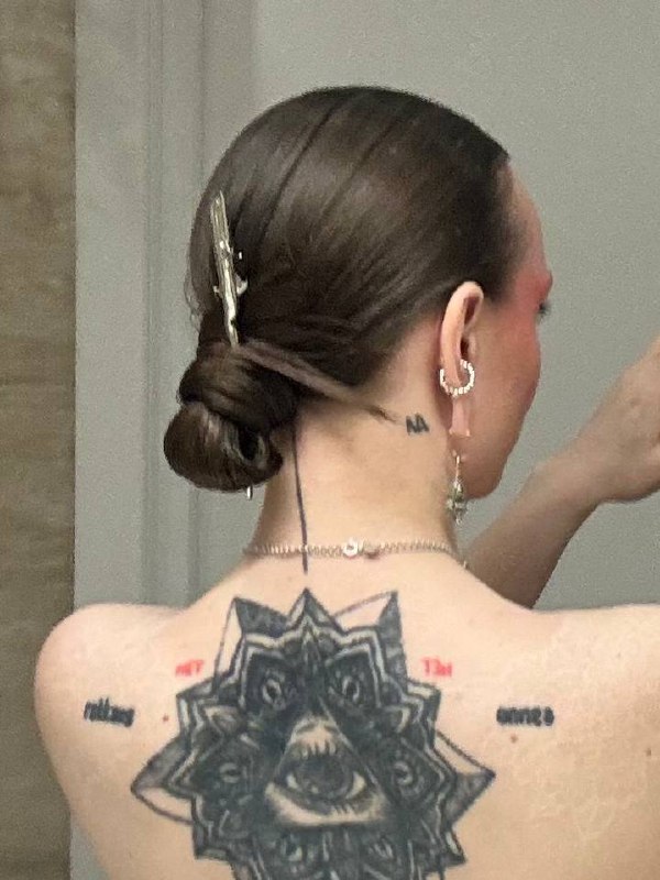 Сегодня меня собирала ученица с онлайн-курса. Так приятно — она придумала прическу с намерением украсить ее шпилькой “Rose of Marie” 💘Сегодня меня собирала ученица с онлайн-курса. Так приятно — она придумала прическу с намерением украсить ее шпилькой “Rose of Marie” 💘