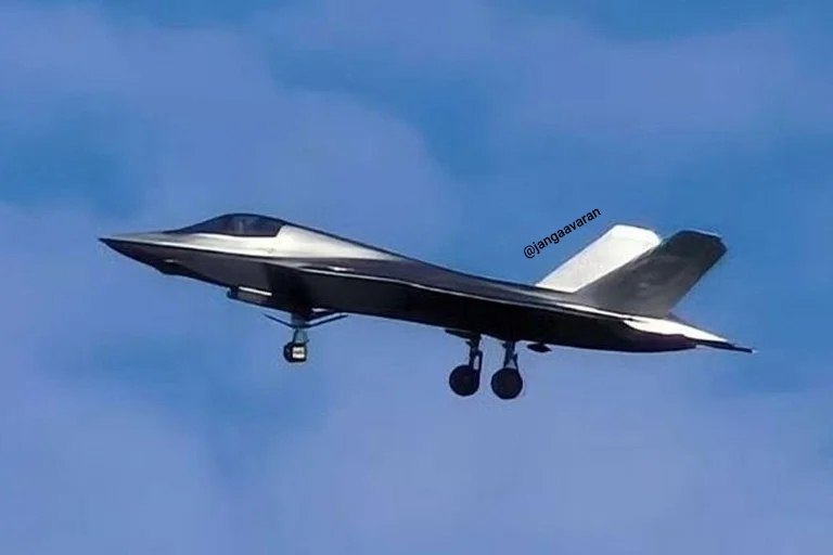 جنگاوران: تصاویر جدید از جنگنده پنهانکار ناونشین J-35 چین، آن را با سطحی بسیار براق و نقره‌ای‌رنگ نشان می‌دهد؛ ظاهری کاملاً متفاوت