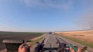 צילומים פראיים מציגים צוות כיבוי נייד רוסי מנסה ללא הצלחה ליירט מזל"ט קמיקזה חולף.
