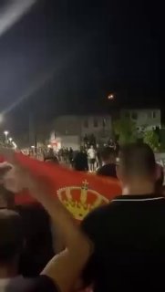 צפו: אמש בזבורניק, המונים שקראו את שמו של רטקו מלאדיץ' הסלימו לצעקות "סכין, תיל דוקרני, סרברניצה", סיסמה שח…