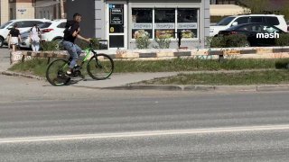 Самый большой в мире мангал построили в Омске. Сейчас там раздувают угли. Невероятно жарко — в городе +31, все ходят в футболках и майках.а у вас как?❗ Не грузятся фото и видео? Читайте нас в MAX.