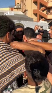 أسرى محررون يعودون إلى عائلاتهم في غزة بعد الإفراج عنهم