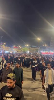 אלפי המונים נוהרים לנג'ף אל-אשרף כדי להשתתף בהלווייתו של האימאם שנהרג