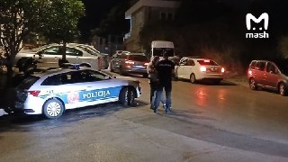 Военный вертолёт и спецназ ищут Михаила Шабунина в курортном Херцег-Нови. Полиция считает, что подозреваемый в тройном убийстве добрался туда из Подгорицы на такси.Для переброски спецназа задействовали вертолёт армии Черногории. До убийства 30-летний уроже