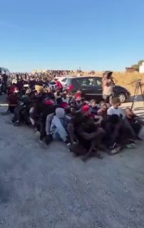 🔴 הצלב האדום מחלק אוכל למהגרים מרוקאים שהגיעו לסבאח, ספרד