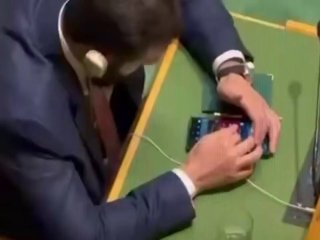 Syrian President Jolani appears to have been caught surfing Instagram during the UN General Assembly.