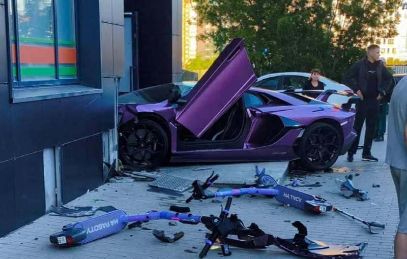 🇺🇸 An armed Brinks robber led police on a 100+ mph chase through Ohio on January 21, 2026, before fleeing on foot and forcing his way into an apartment occupied by a mother and her four children. An Elyria officer kicked in the door and fatally shot the suspect. A grand jury later declined to charge the officer. Follow us -> LiveLeak