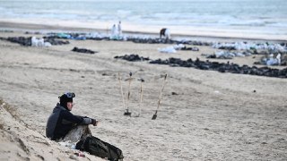 В Анапе откроют курортный сезон, несмотря на новые нефтяные пятна в море. Загрязненный мазутом песок с пляжей заменили на глиняныйКупальный сезон в Анапе начнется с 1 июня и продлится до 30 сентября, сообщила мэр города Светлана Маслова. По ее словам, сейч