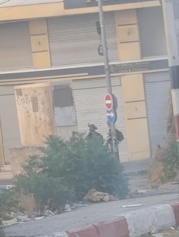 חלק מנוכחות כוח חי"ר בקצה רחוב אלאדל, עם המשך ההסתערות על החברה לסולידריות