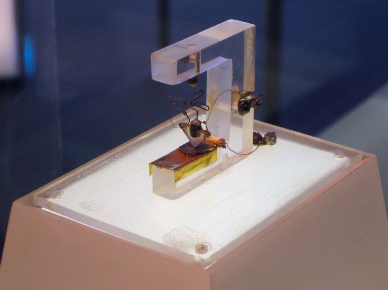 The image of the world's first transistor