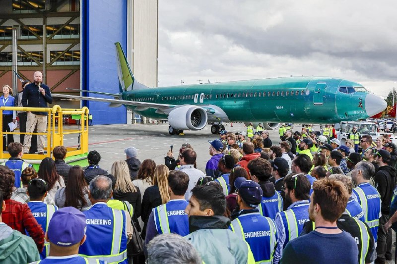 הבואינג 737 MAX 10 הראשון יצא מפס הייצור החדש באוורט ב-26 באוקטובר, ה-737 MAX 10 הראשון (737-10) התגלגל מקו…