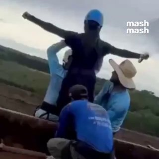 Женщина разбилась насмерть во время роупджампинга в Бразилии — организаторы забыли пристегнуть страховочную верёвку перед прыжком с 40-метровой высоты.21-летнюю девушку скинули с платформы в городе Лимейра. Спасти её не смогли.❗ Не грузятся фото и видео? Ч