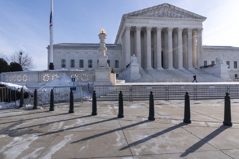 Supreme Court allows Trump to strip legal protections from 350,000 Venezuelans who risk deportation