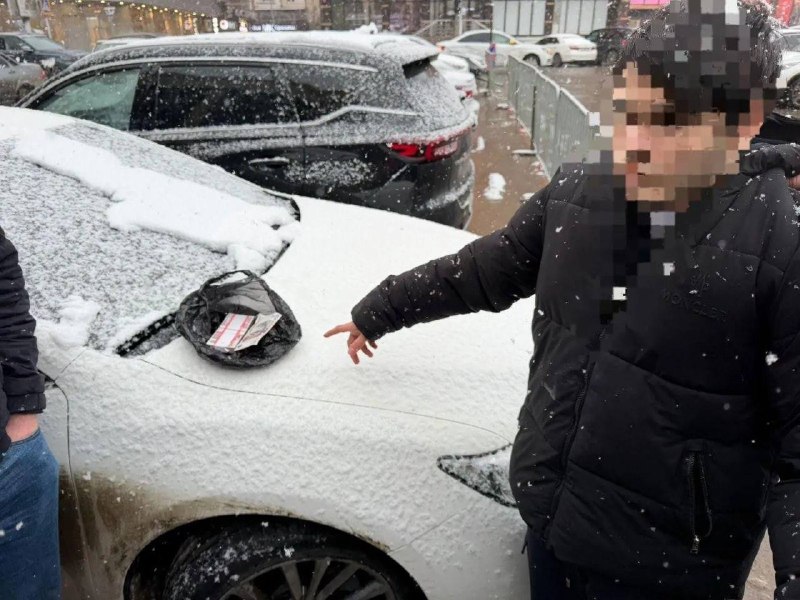 Полицейские в Махачкале задержали подозреваемых в вымогательстве с поличным фото