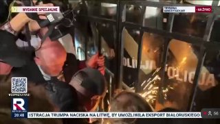 חדש: מפגינים פורצים דרך לכניסה של בית הדין לחוקה לאחר שמשטרת פולין נכנסה ותגברה את האזור.